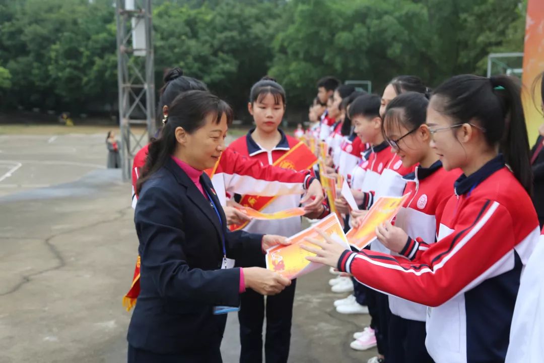 湛江中医学校党委委员,办公室主任罗琰远为教室文化荣获三等奖班级