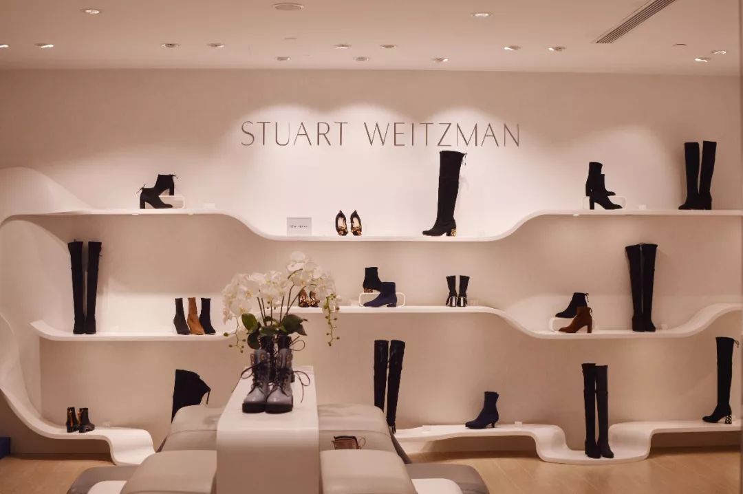 中大国际南大街店2f设有stuart weitzman专柜,欢迎前来感受精致.