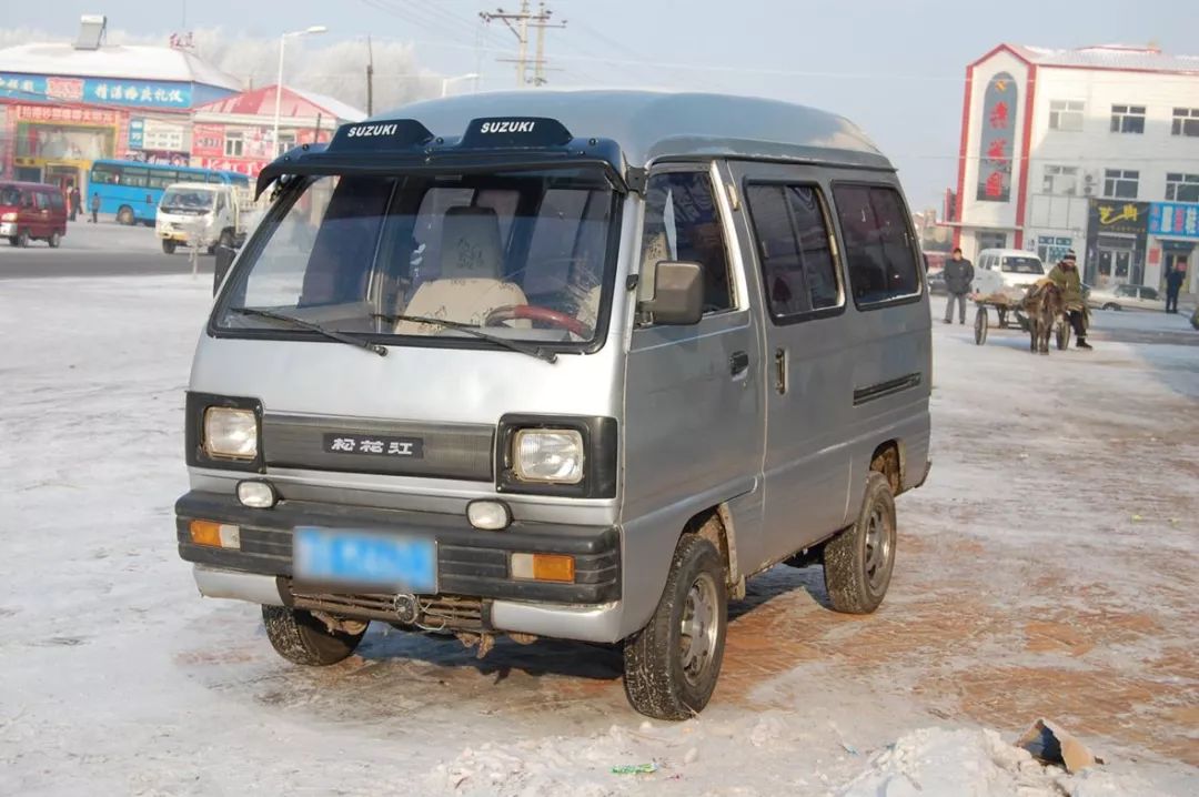 重庆兵工厂亦转为民用,开始生产小面包车(微型车,成长为如今的长安