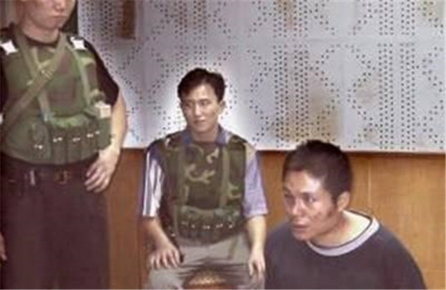 中国南方第一悍匪，杀害50余人，做的这件事让5个女人离不开！