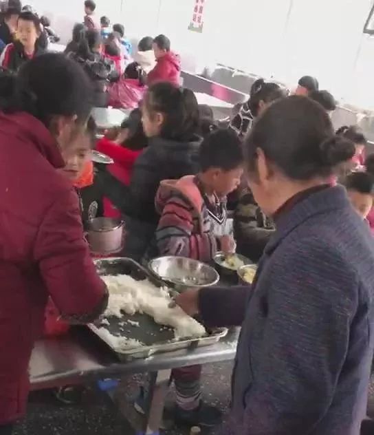 孩子们还没吃完,大妈们就冲进食堂把饭抢光