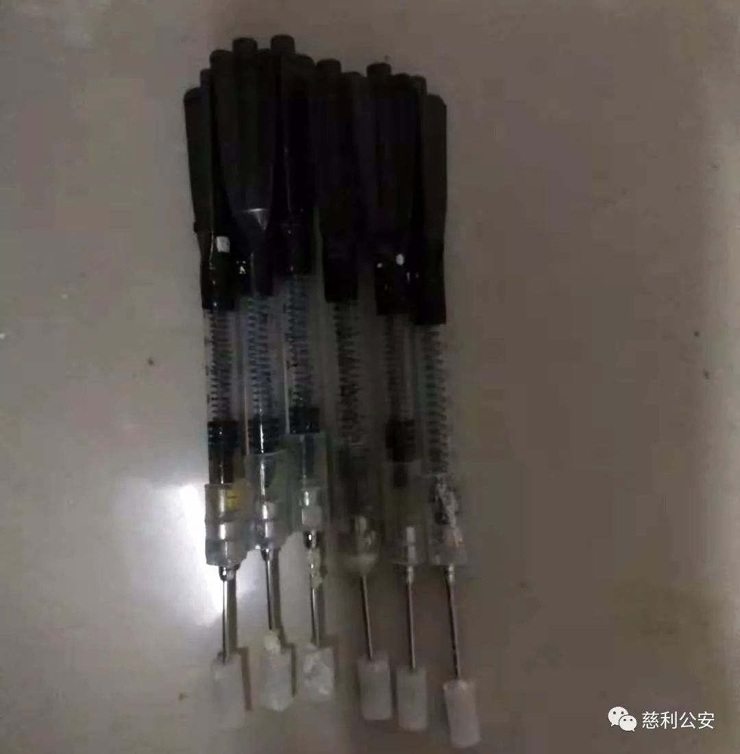 慈利县公安局龙潭河派出所抓获2名偷狗贼,当场收缴毒针6枚