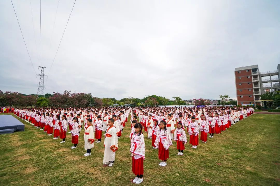 首先开场的是漳州龙文区实验小学带来的朱熹弟子陈淳的作品—经典