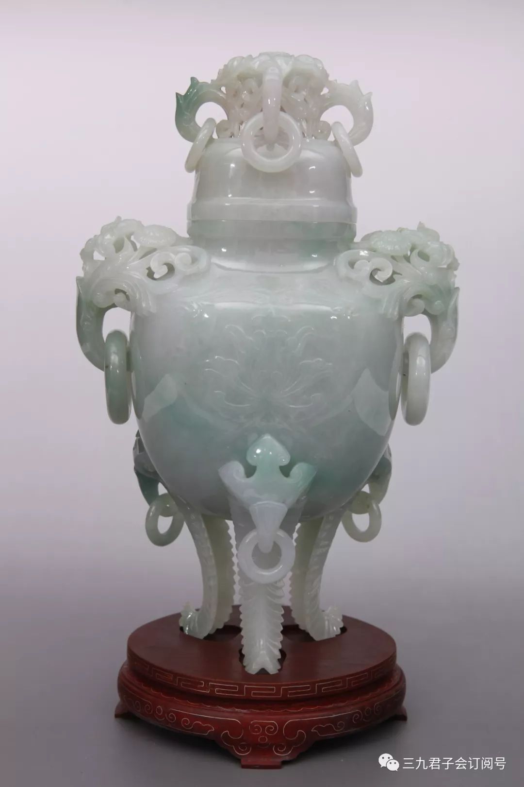 作者是北京玉雕大师左永福,作品长20cm宽10cm高30cm,该作品是用整块的