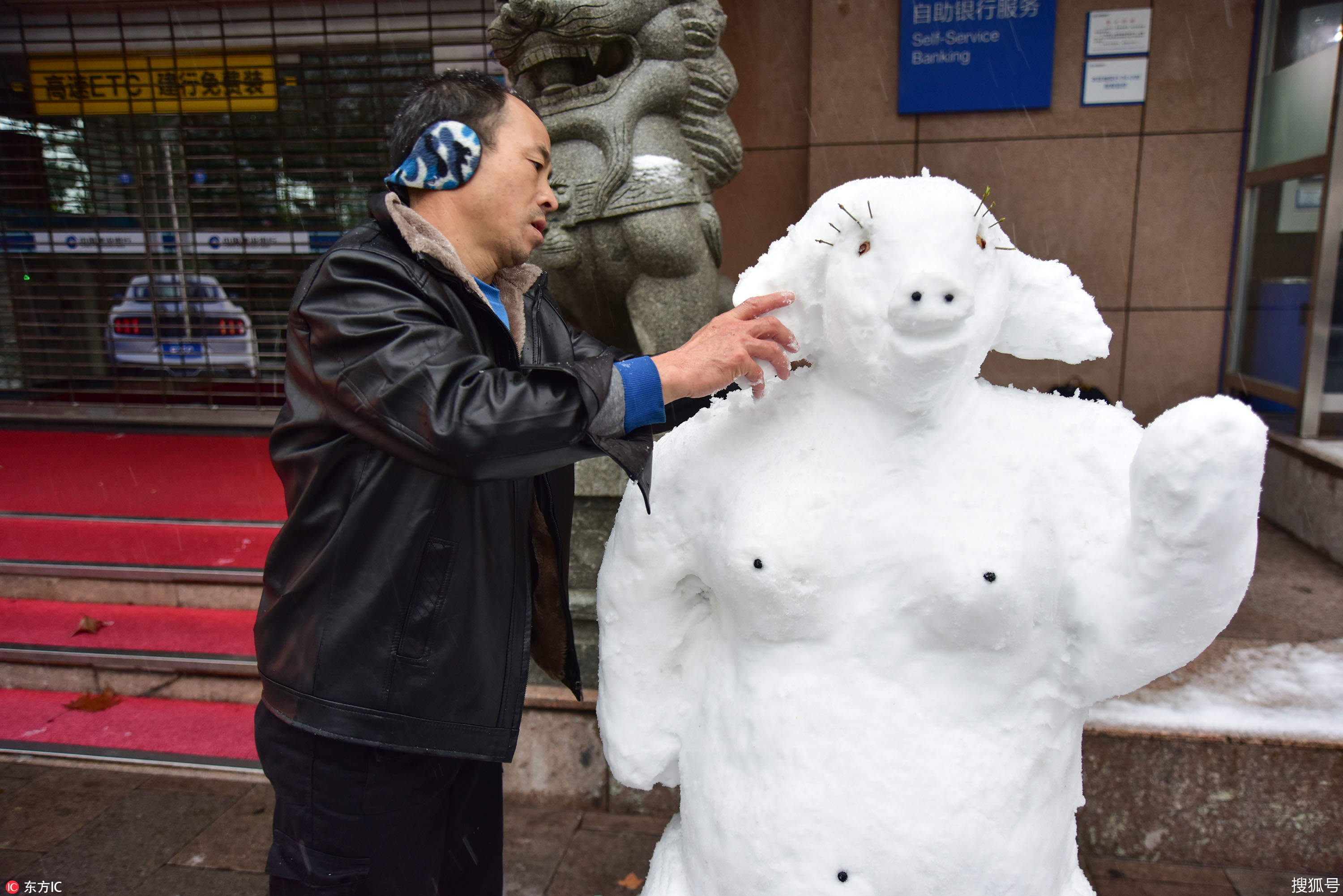 陕西西安几位从事玉雕的师傅玩起了堆雪人,俗话说