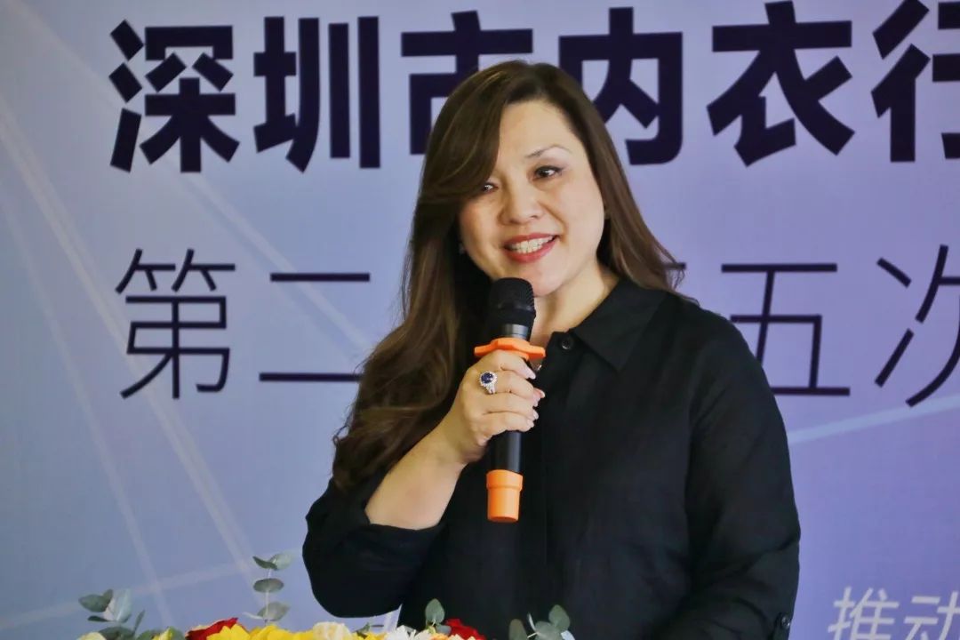 深圳市内衣行业协会会长,安莉芳集团执行总裁郑碧浩女士发表致辞.