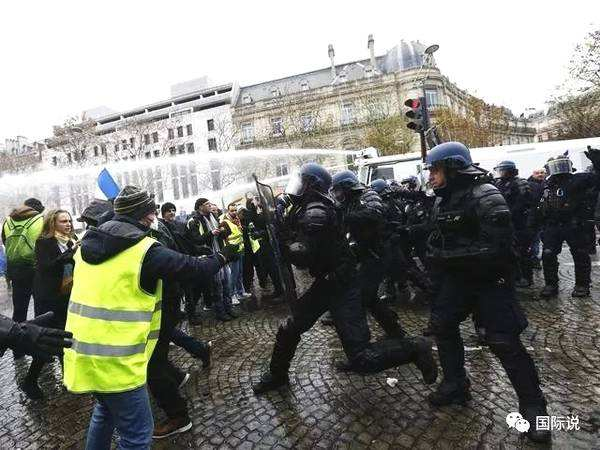 法国境内出现大暴乱,为何政府不派军队镇压?_