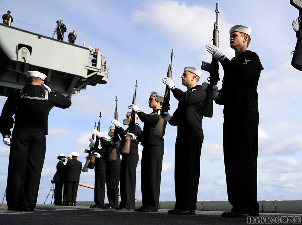 一日海军终生海军美国航母为逝去的老兵举行海葬仪式