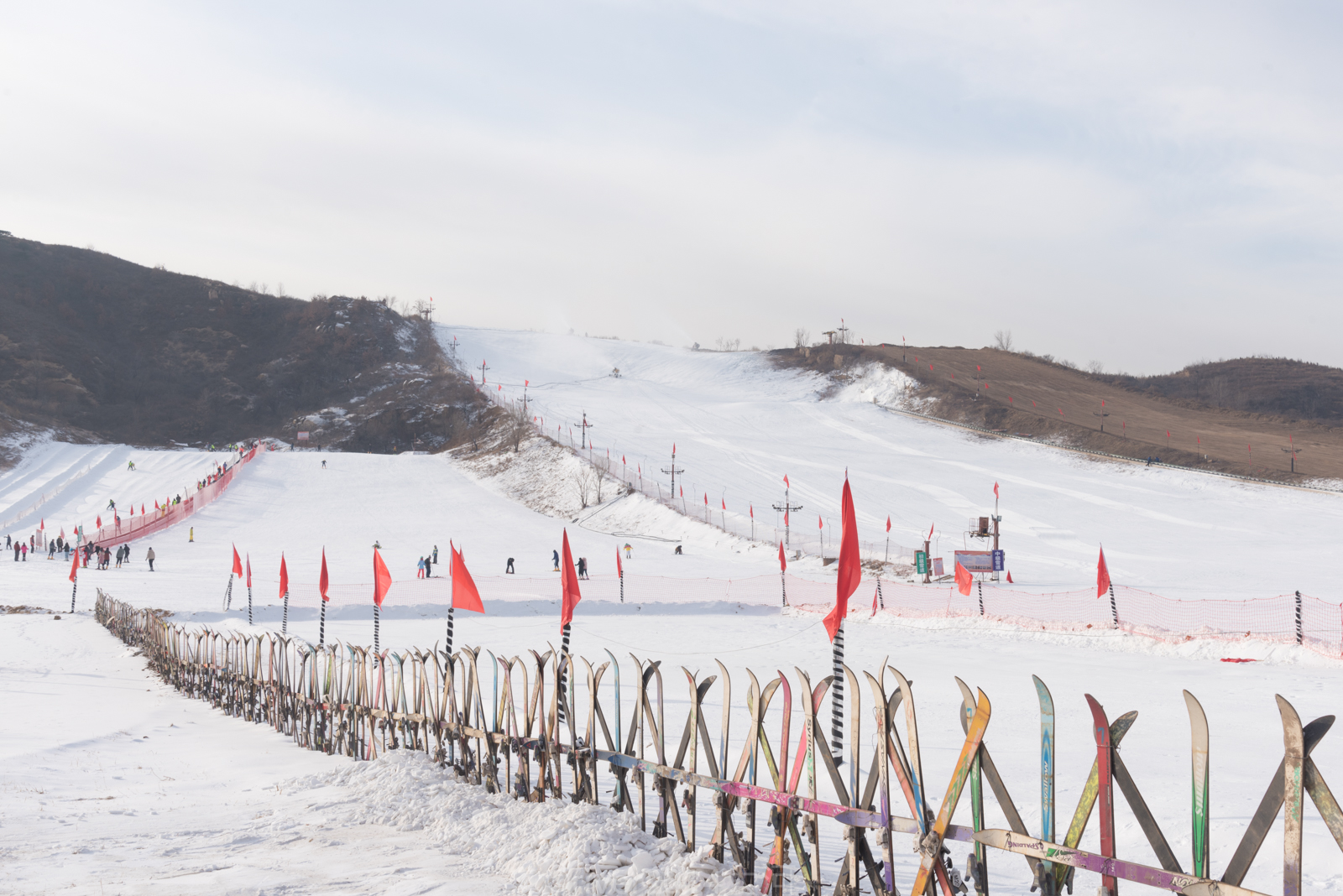 盘山滑雪场距离盘山景区大约3公里,建有初级,中级和高级雪道,虽然还没