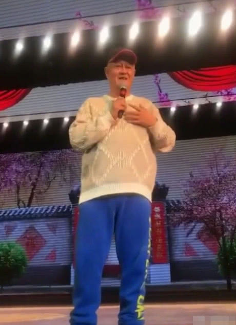 62歲趙本山近照，時隔多年再上臺，一個舉動讓觀眾紛紛拿出手機