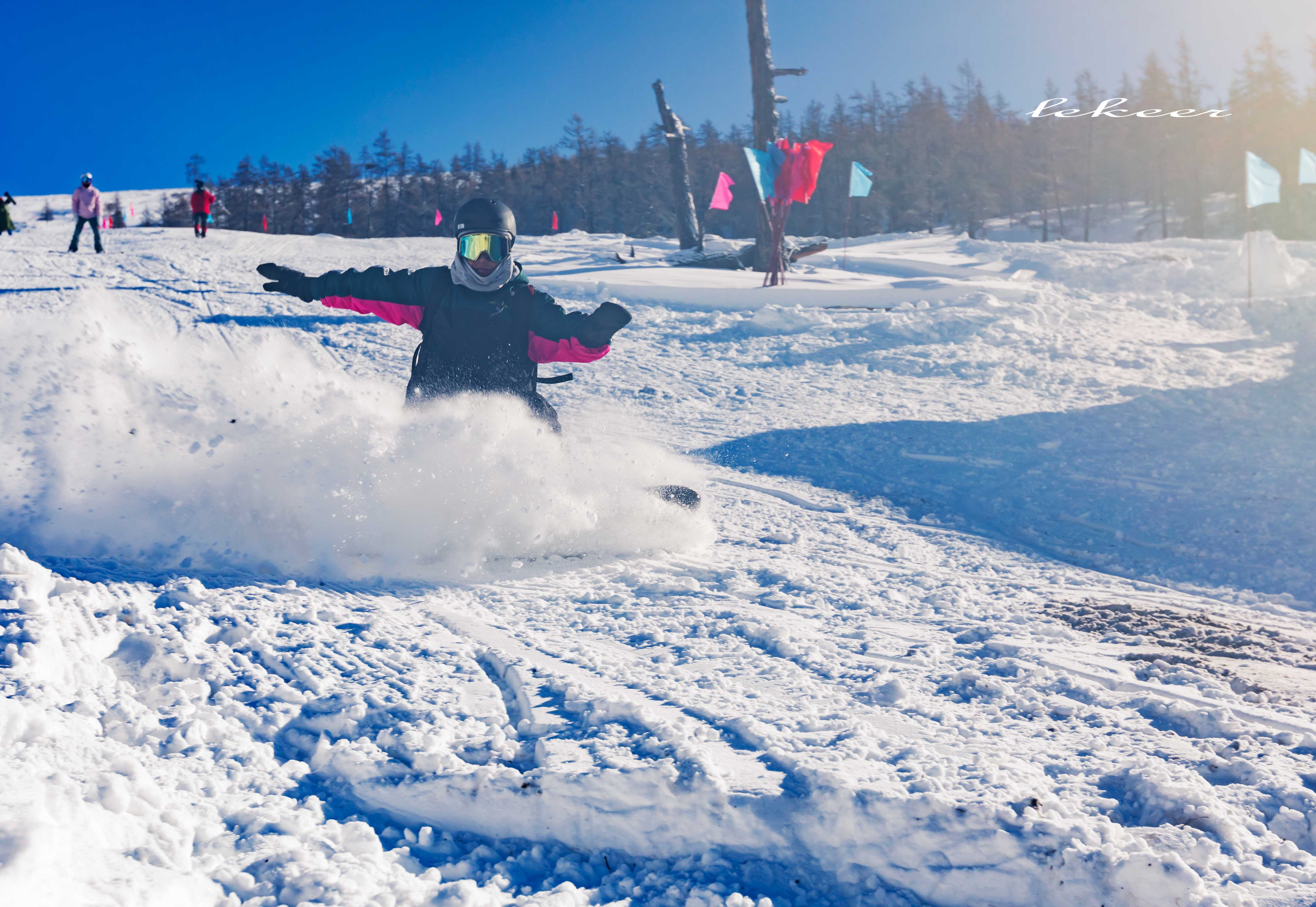 可可托海滑雪场山体垂直落差大,滑行面积大,坡度适宜,适合各类滑雪