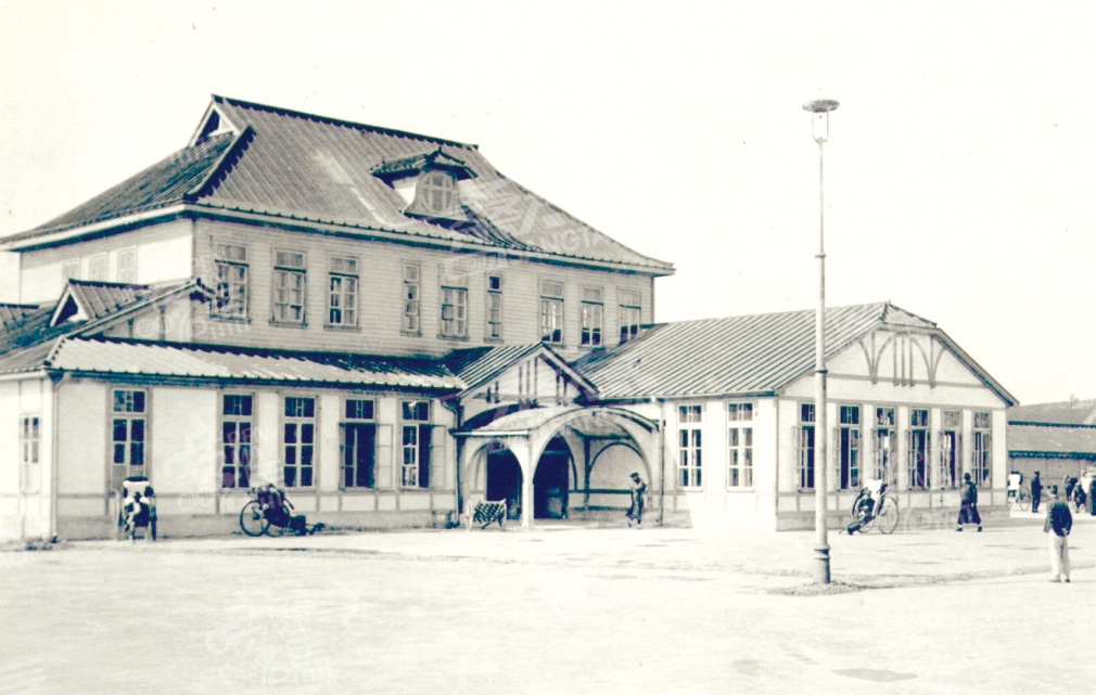 的安东车站1989年后的丹东站现如今的丹东站安东车站鸟瞰(拍摄年代:20