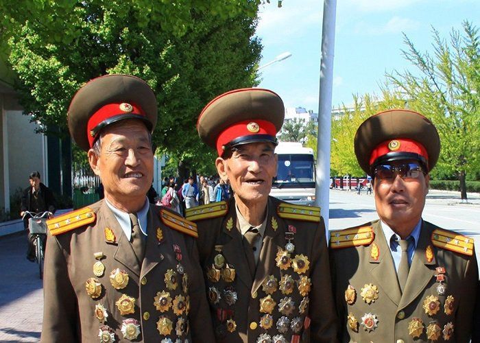 军功章可以挂满上衣,然后往裤子上挂的朝鲜军人
