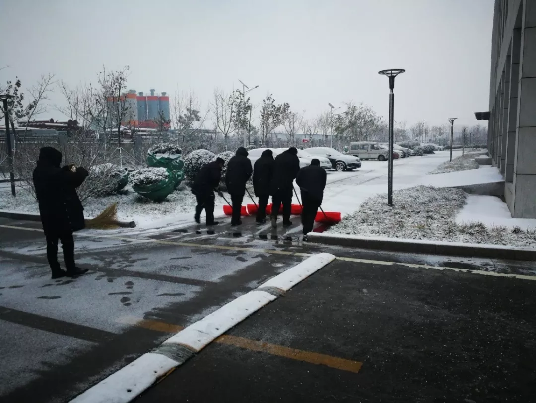 一场雪,一座城!雪中的地铁人,总有一帧暖到您