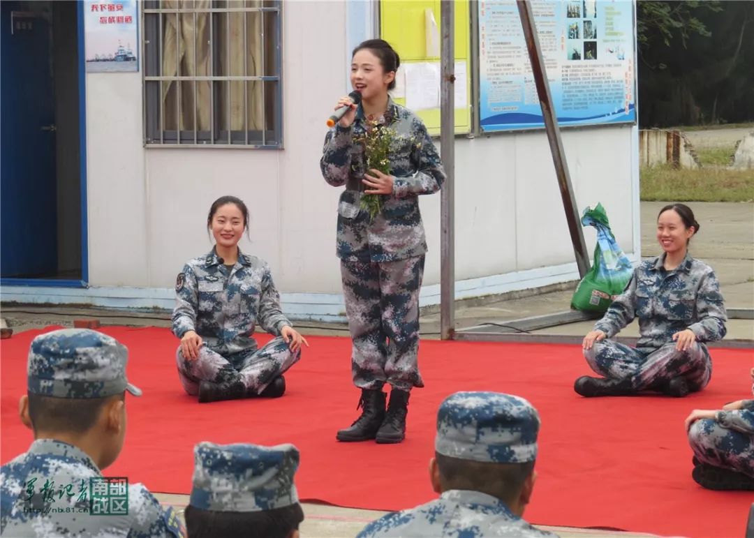 南部战区空军文化服务队到某海上训练基地巡演