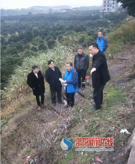 新宁县常务副县长李荣卫指导易地扶贫搬迁供水工程工作