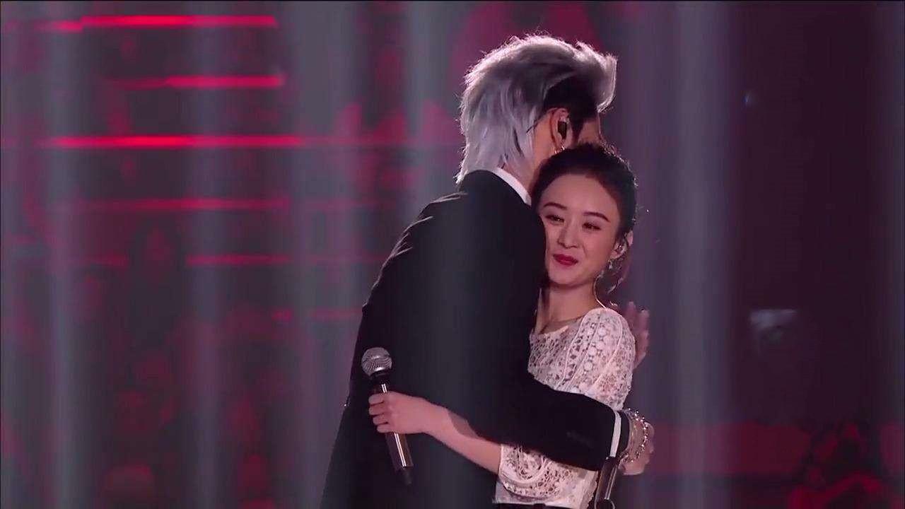 在2018年的跨年演唱会上,她与吴亦凡的那个深情的拥抱,如果让冯绍峰