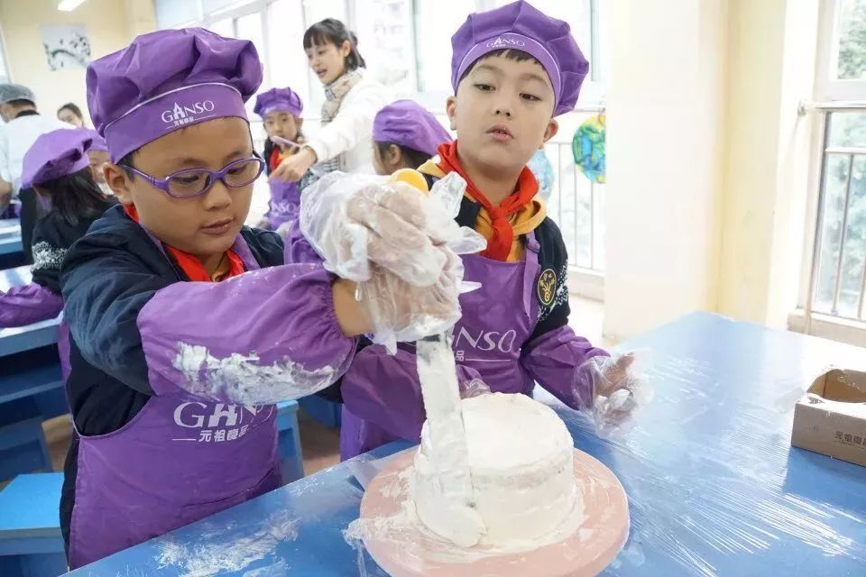 孩子们在制作蛋糕