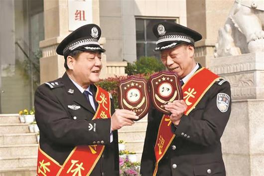 "就算脱下警服,灼热的警魂永远在征途" 天门退休民警获颁荣休纪念章