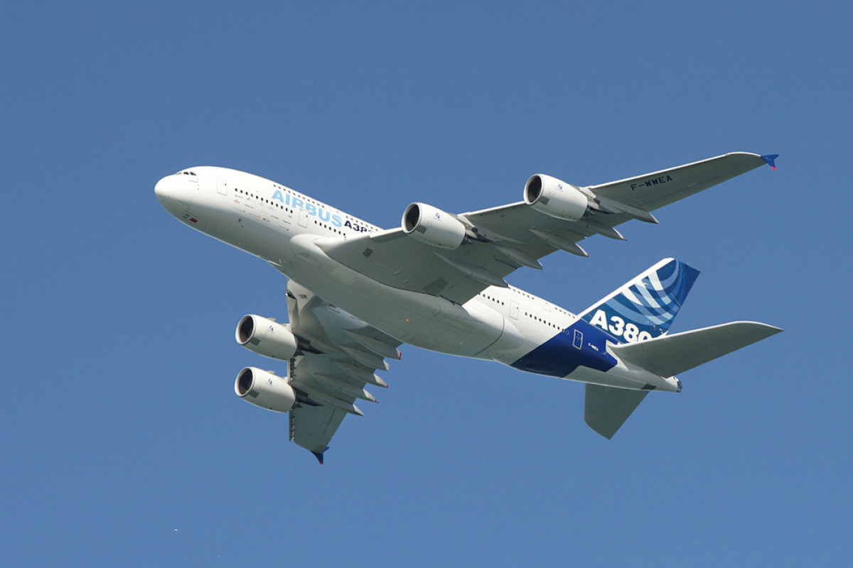 波音747-8型洲际客机完成首次试航