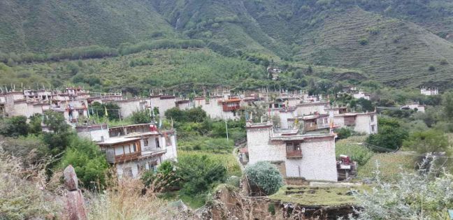 巴藏镇后背山村多少人口_贵州巴平村山村图片(3)