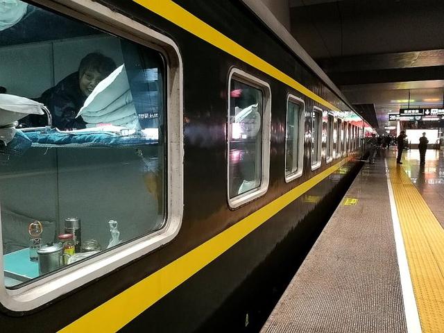 17点49分乘坐由上海南站开往广西南宁站的t25次硬卧列车前往广西南宁