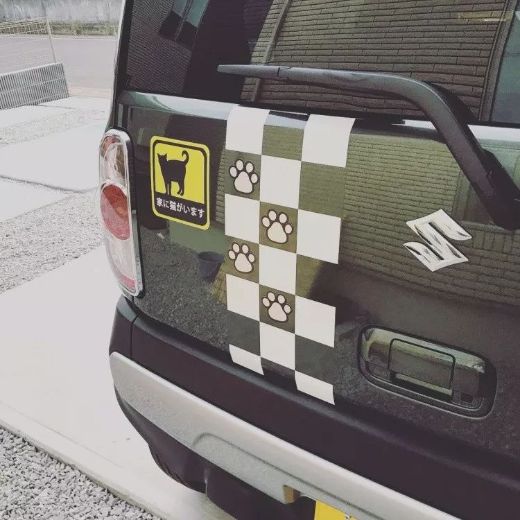 在日本，很多车子上贴着狗狗的标识，原来是这个原因