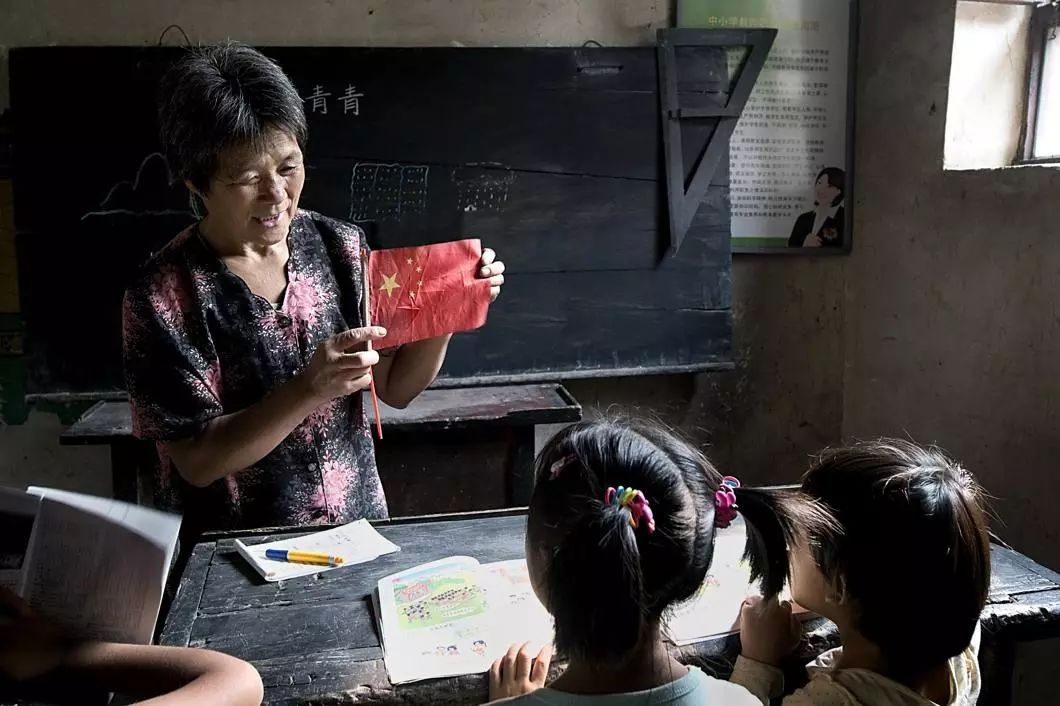 现在的中小学生为什么这么“牛”？老师在学生面前要低声下气！