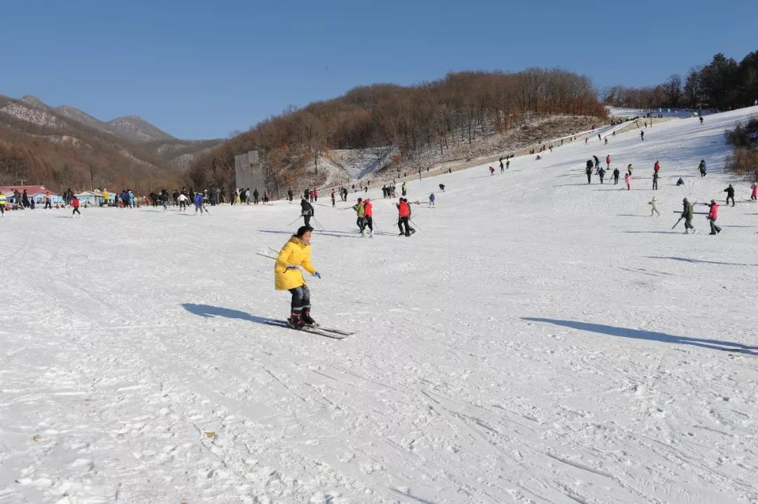 在白雪皑皑,银装素裹的季节里,到朱雀山滑雪场可以尽享滑雪,滑雪圈的