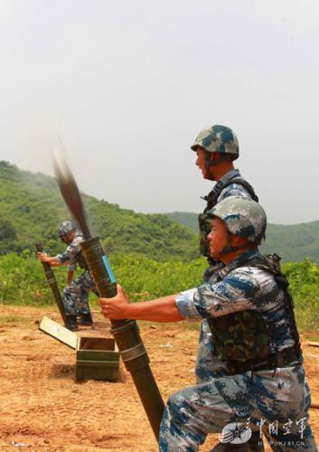 战场不是看到武器随便能捡的，老兵告诉你有多危险，无疑是自杀