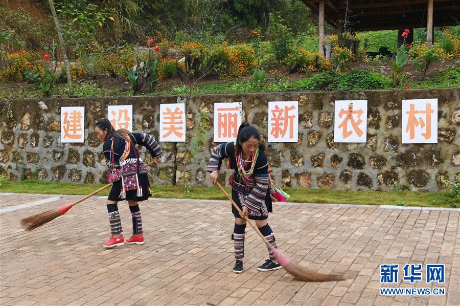 12月10日,孟连县芒信镇拉嘎村村民在村活动广场打扫卫生.