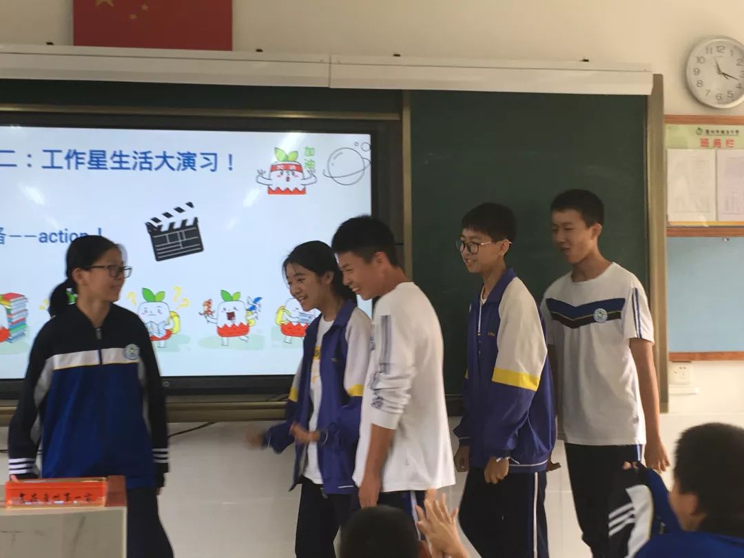 17日,青草和华农志愿者伙伴前往矿泉中学和棠福中学,和学生们 一同