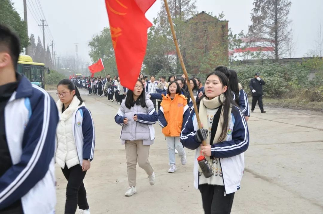 面面班旗迎风招展,一阵阵口号声,歌声嘹亮铿锵,同学们穿着整齐的校服