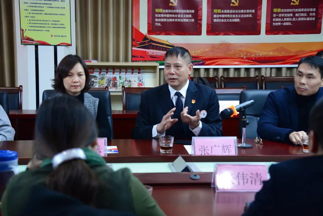 由广东祥和党支部张广辉书记带领嘉宾们参观祥和党建长廊,讲解"祥和"