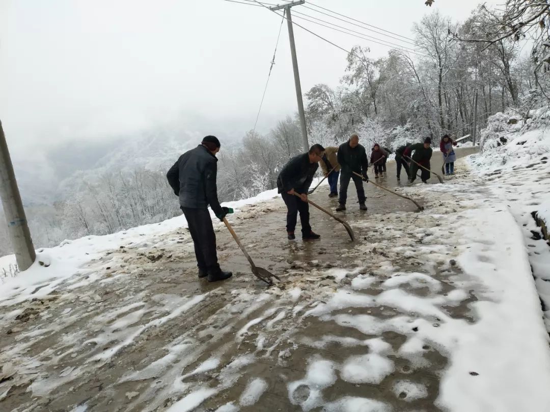 塘坝镇小石界村:雪地里的最美身影