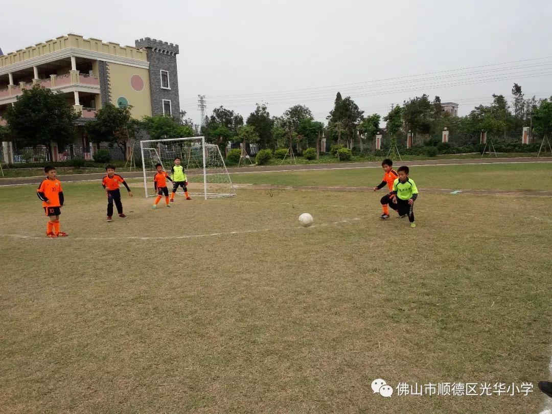 光华小学男子足球队在教练员的指导以及辛勤训练下,参加了杏坛镇小学