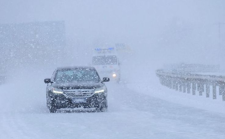 碰上冰雪天气时,因飞雪,积雪和霜雾等气候条件的影响,给行车安全带来