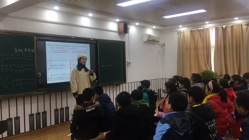 刘江丽老师和孩子们一起学习《绿色畅想,这首由森林中多种动物鸣叫