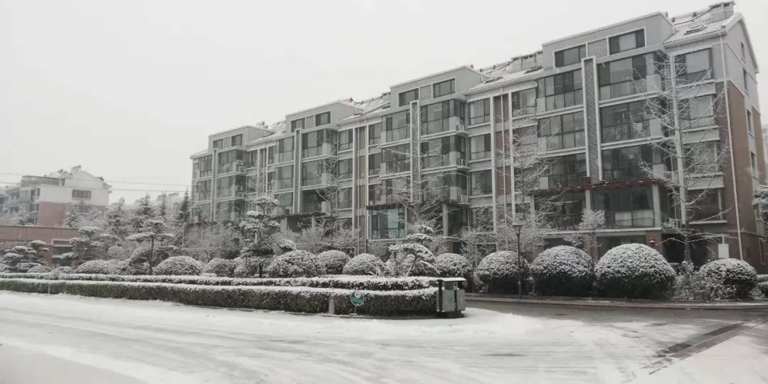 万福地产 | 风雪弥漫处,扫雪暖意浓