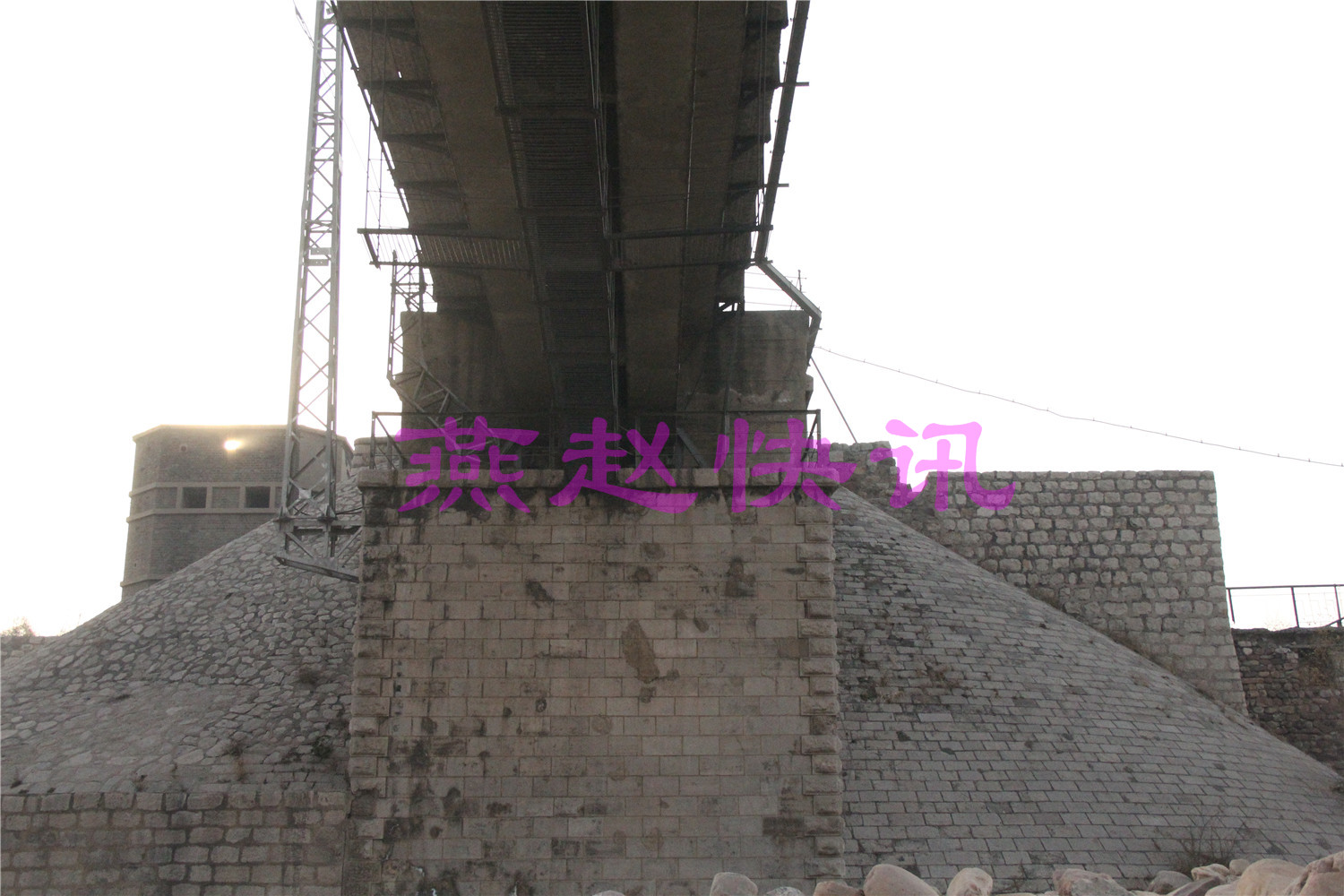 河北:一座桥一座炮楼 2次被毁一炸一烧 弹痕明显