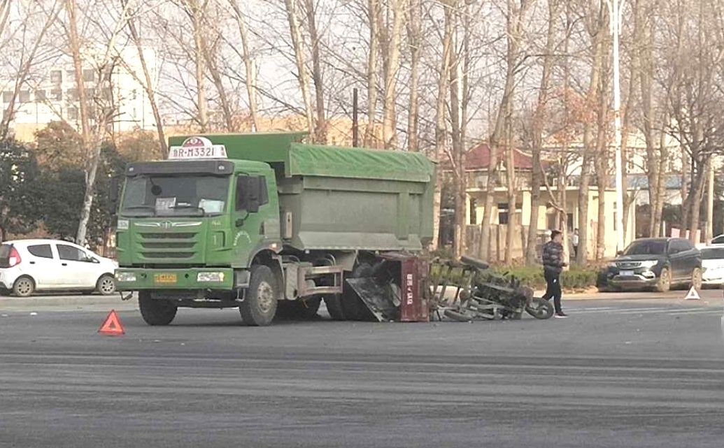 渣土车与一辆摩托三轮车相撞发生一起交通事故在市开发区广州路与八一