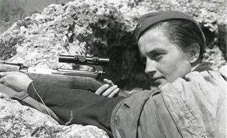 图中是苏德战场中的著名的王牌女狙击手柳德米拉.