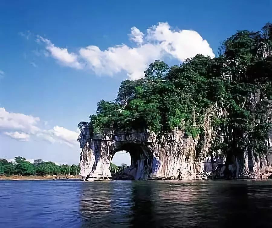 象鼻山全景