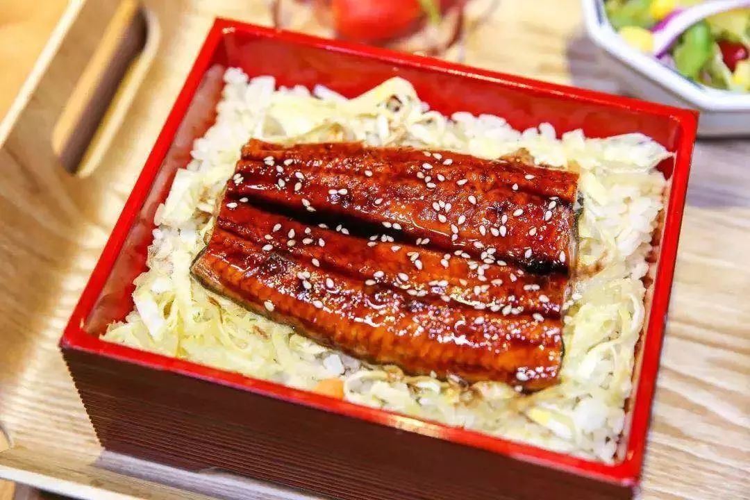 鳗鱼饭定食!外皮又弹又糯的鳗鱼,加上浓郁甜香的鳗鱼汁,一口就勾魂了!