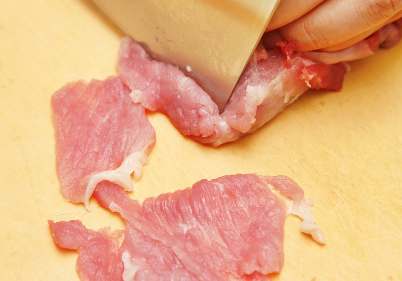 此外,肉块建议先放到冰箱微微冷冻后,再切片或切丝较容易切.