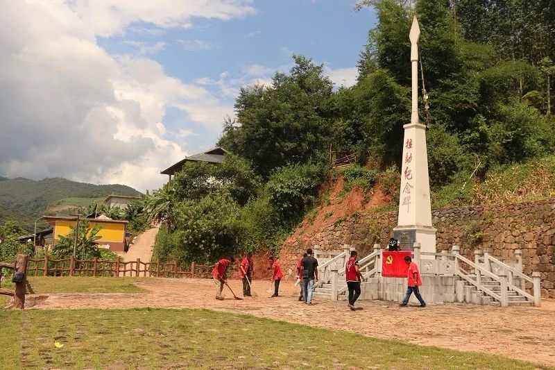 中课镇班箐村二组地名来二列,是一个佤族集居区,位于班箐村委会北边