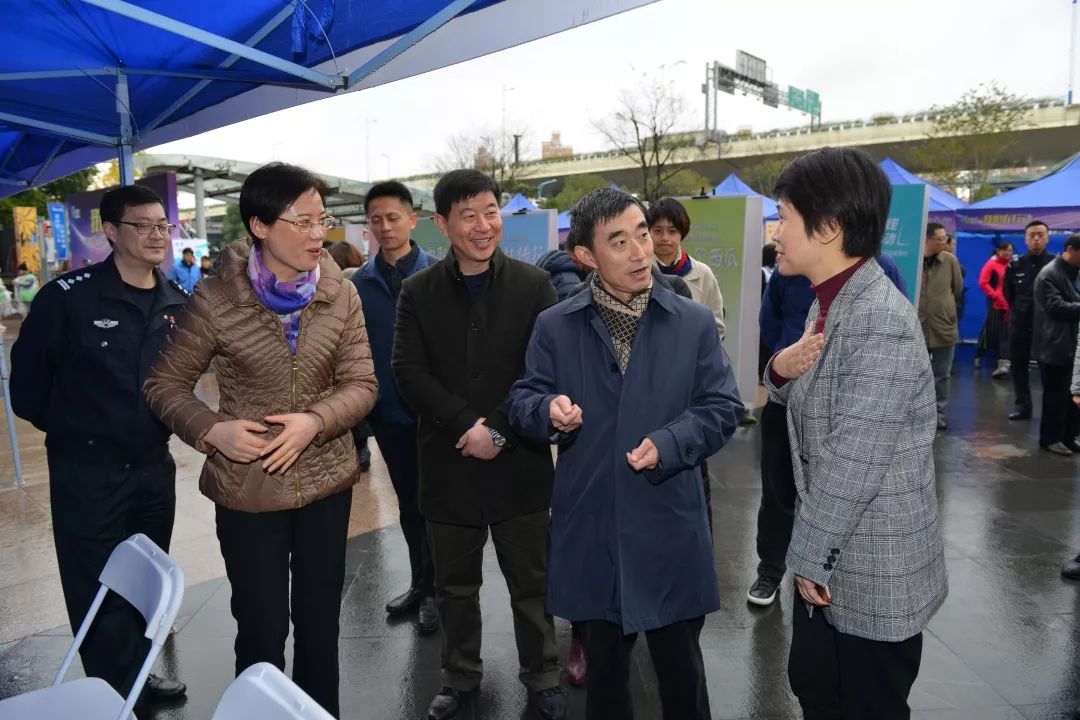 办副主任顾耀强,镇党委书记杨建华,镇党委副书记张震,副镇长任伟萍