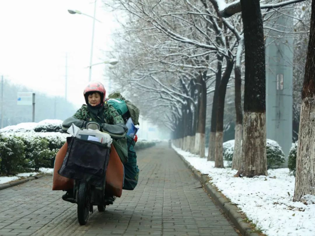 风雪速冻中,让我们为奔波在路上的他们送上一份暖意