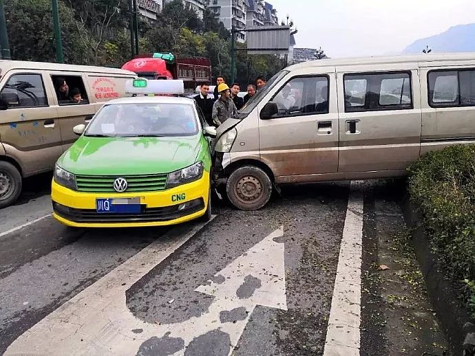 宜宾七星路一面包车"飞"过花台和对向两车相撞.