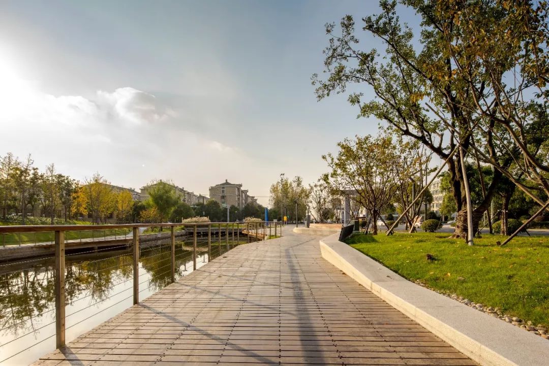 南通能达商务区生态绿轴城市与河流的再连接丨奥雅公建